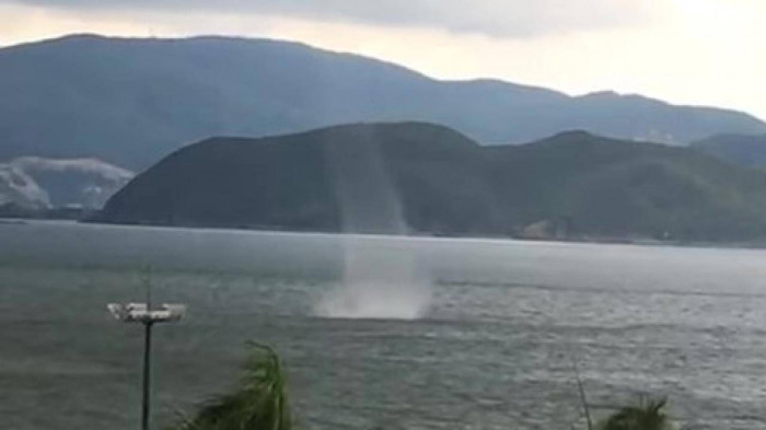 Mới đây, hiện tượng 3 vòi rồng xuất hiện tại Nha Trang vào chiều 7/9, khiến dư luận xôn xao. Nhiều người dân chứng kiến và quay lại clip cho biết, vòi rồng xuất hiện khoảng 5 phút. Đó là vệt xoáy lớn, kéo dài từ những đám mây đen xuống đến mặt biển. Thời điểm này, thành phố cũng nổi gió lớn, sấm chớp giật liên tục, sau đó, trời mưa to.
