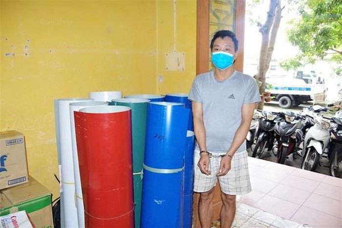 Thủ kho ''trộm'' gần 400m tôn: Hà Công Duẩn (SN 1983, trú huyện Mai Châu, tỉnh Hòa Bình) - là thủ kho của cửa hàng - đã lợi dụng nhiệm vụ được giao là quản lý kho của Công ty Cổ phần Tập đoàn Hoa Sen - Chi nhánh tỉnh Hải Dương để lấy 375,8 mét tôn các loại đem bán lấy tiền tiêu xài cá nhân. Ngày 7/9, Duẩn bị CA tỉnh Hải Dương bắt giữ.