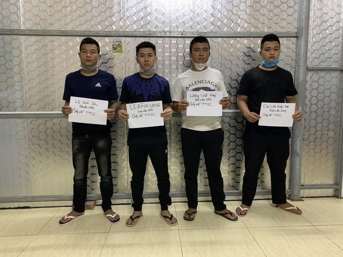 Nhân viên tiếp thị sơn bị 5 kẻ "bảo kê" vác mã tấu truy sát: Nhằm tranh giành, bảo kê thị trường mua bán sơn, một nhóm thanh niên ở TP Thanh Hóa đã mang theo nhiều dao kiếm, mã tấu đuổi đánh, truy sát 1 nhân viên tiếp thị sơn trên Quốc lộ 47. Ngày 7/9, 5 đối tượng này bị Công an tỉnh Thanh Hóa khởi tố, bắt tạm giam.
