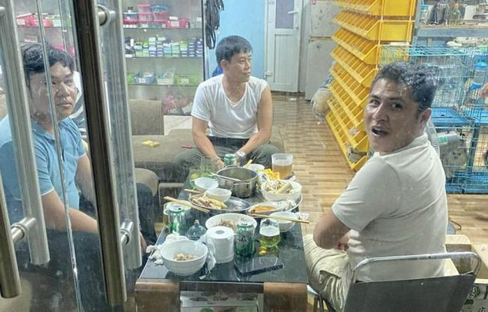 Tụ tập ăn nhậu trong vùng có dịch, 3 thanh niên bị phạt 45 triệu đồng: Chiều 7/9, Công an phường Nam Lý (TP Đồng Hới, Quảng Bình) đã xử phạt tới 45 triệu đồng đối với 3 nam thanh niên tụ tập ăn nhậu khi đang thực hiện giãn cách.