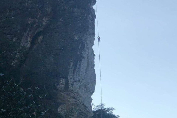 Leo lên núi đá lấy mật ong, người đàn ông tử vong: Ngày 2/5, ông Ng.V.TH (SN 1989 ở bản Thải, xã Mường Thải, huyện Phù Yên, tỉnh Sơn La) trong quá trình đi lấy mật ong, bị ong đốt, treo lơ lửng trên không nhiều giờ. Ngày 3/5, Công an tỉnh Sơn La cho biết khi đưa nạn nhân xuống đất, tình trạng tử vong, vùng mặt bị thâm tím, phồng rộp do bị ong đốt, chảy máu ở vùng mũi và miệng.