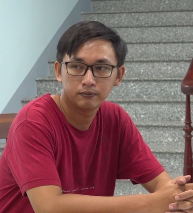 Phá tụ điểm cá độ núp bóng quán cà phê: Tại quán cà phê Sài Gòn (thuộc TP.Long Xuyên, An Giang) do Trần Hoàng Triết (SN 1992) làm chủ đang tổ chức cá cược bóng đá cho nhiều người. Công an TP.Long Xuyên đã ập vào bắt giữ Triết đang thực hiện hành vi nói trên tại phòng ngủ. Tại hiện trường, Công an thu giữ 1 máy latop, 1 điện thoại di động, 1 quyển tập và gần 11 triệu đồng tiền mặt. Ngày 3/5, Công an TP.Long Xuyên đang tạm giữ Triết để điều tra.