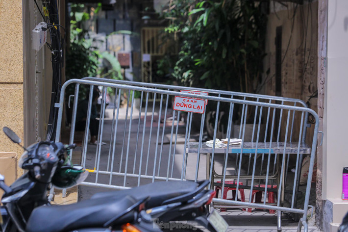 Con ngõ 94 Bùi Thị Xuân, nơi ở của bệnh nhân quán bar mắc COVID-19 bị phong tỏa.