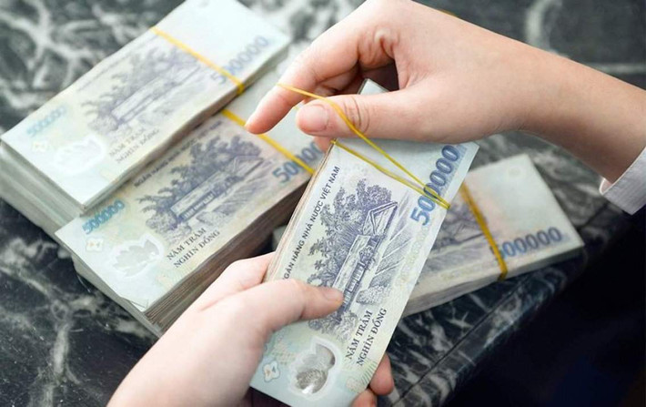 Qua người quen, vợ chồng Hiệp tiếp cận bà Nguyễn Thị M. để xin vay nóng, tính lãi ngày. Biết Hiệp làm giáo viên ở một trường THCS trên địa bàn TP. Ninh Bình nên bà M. yên tâm, tin tưởng cho vay 650 triệu với lãi suất 9%. Nhưng số vợ chồng Hiệp đen đủi đúng như câu “chó cắn áo rách”, sau khi vay với giá “cắt cổ” để mua đất thì bất động sản đóng băng, đất xuống giá thảm hại, bán không ai mua, trong khi tiền lãi leo thang chóng mặt. (Ảnh minh họa, nguồn Internet)