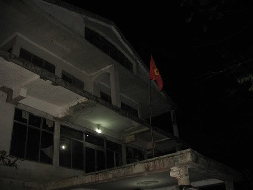 Theo hồ sơ vụ án, tối muộn 2/12/2022, anh Phan Ngọc Chánh (sinh năm 2000, trở về nhà tại thôn Yên Khánh, xã Xuân Yên, huyện Nghi Xuân (Hà Tĩnh) sau một ngày làm việc mệt mỏi. Khi anh về đầu ngõ thì thấy trong nhà tối om, mặc dù trước đó, bố đẻ là ông Phan Văn Diện (sinh năm 1964) có gọi điện báo là tối nay ở nhà xem đá bóng chứ không đi đâu. (Ảnh minh hoạ, nguồn Internet)