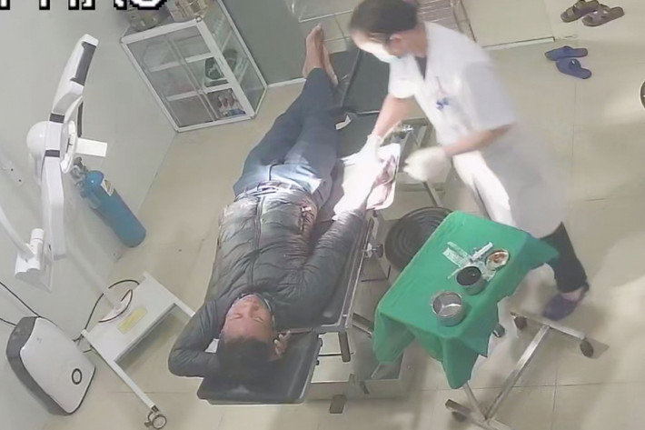 Hàng trăm cán bộ chiến sĩ thuộc Công an Hà Tĩnh đã được huy động ngay trong đêm để cùng vào cuộc truy bắt. Bằng các biện pháp nghiệp vụ, Ban chuyên án đã xác định được, khi rời khỏi địa bàn, Trần Thế Bảo mặc áo phao màu đen, quần đen, mang theo ba lô đen và đi xe máy Wave màu xanh đen BKS 38N1-018.40. Camera an ninh đã ghi nhận, vào khoảng 21h30 cùng ngày, Bảo đã ghé vào Bệnh viện đa khoa Hồng Hà trên địa bàn thị xã Hồng Lĩnh để chăm sóc vết thương, sau đó tiếp tục bỏ trốn. (Ảnh CAND)