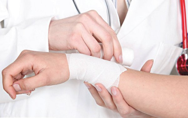 Tại đây, sợ bị phát hiện nên ngay sau đó, đối tượng đã quay xe ngược trở lại Hà Tĩnh, theo quốc lộ 1A. Do trong quá trình gây án, nạn nhân chống cự nên tay Bảo bị thương, đối tượng đã vào Bệnh viện tư nhân Hồng Hà để sơ cứu vết thương. Quá trình lưu lại tại đây khoảng 30 phút, hình ảnh đối tượng đã bị camera an ninh của bệnh viện ghi lại. (Ảnh minh hoạ, nguồn Internet)