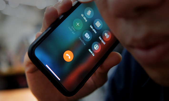 Trước đó, vào lúc 9h30 ngày 3/2/2023, Công an phường 17, quận Gò Vấp nhận điện thoại của một người đàn ông với nội dung tố giác một người phụ nữ đang dừng xe mô tô biển kiểm soát 59G1-670.31 trước nhà số 530 đường Lê Đức Thọ, phường 17, quận Gò Vấp tàng trữ trái phép chất ma túy. Khi cán bộ trực ban hỏi danh tính người tố giác (có cam kết bảo mật thông tin), nhưng người này chỉ nói sợ bị trả thù nên không đồng ý cung cấp và tắt máy. (Ảnh minh họa, nguồn internet)