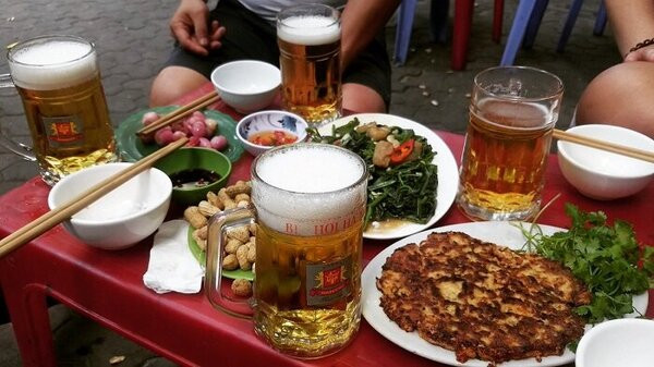 Bằng các biện pháp nghiệp vụ, các trinh sát đã xác định cô gái đó tên là D., là tiếp viên của một quán bia ôm và có quan hệ tình cảm với Liệt. Qua vận động D. phối hợp, ngày 5/10/2007, các trinh sát đã bắt giữ Liệt khi đối tượng đang lẩn trốn tại thị xã Sa Đéc, cách hiện trường gây án khoảng 30 km. Tại cơ quan điều tra, Liệt khai nhận toàn bộ hành vi phạm tội của mình. Do gần nhà, Liệt biết rõ quy luật sống của bà T. nên nảy sinh ý định giết người, cướp tài sản. (Ảnh minh họa, nguồn internet)