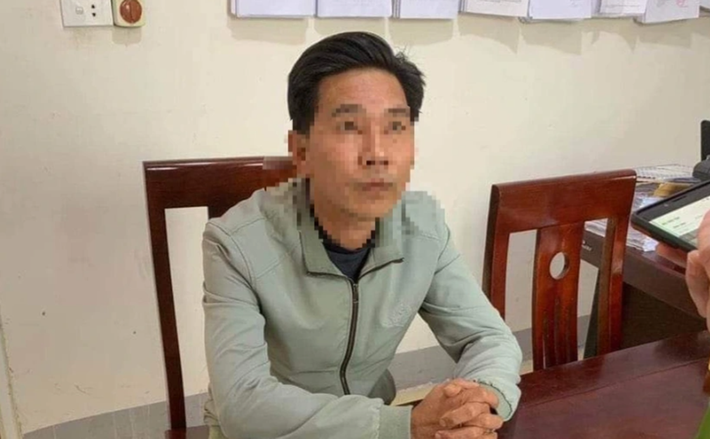 Thầy giáo khai nhận dâm ô nhiều nữ sinh tiểu học: Ngày 24/2, Công an huyện Con Cuông, tỉnh Nghệ An đã khởi tố bị can, bắt tạm giam đối với thầy giáo Nguyễn Văn H.N. (SN 1971, trú thị trấn Con Cuông, Nghệ An) - giáo viên Trường Tiểu học Bồng Khê, liên quan đến việc "đụng chạm" nhiều học sinh nữ trong trường. Tại cơ quan điều tra, thầy Nguyễn Văn H.N khai nhận đã nhiều lần sờ mó vào những bộ phận nhạy cảm của các em học sinh nữ.
