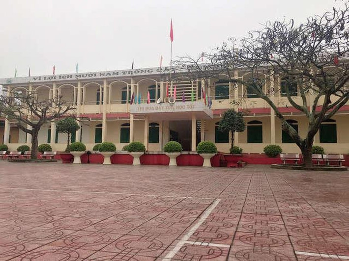 Thầy giáo dâm ô nữ sinh lớp 9 ở Hải Dương: Ngày 11/7/2022, Công an TP Chí Linh, tỉnh Hải Dương nhận được đơn của cháu H., SN 2007 và ông Th. là bố đẻ của cháu H. tố giác ông Nguyễn Văn Hồng (SN 1975, giáo viên Trường THCS Lê Lợi) nhiều lần có hành vi xâm hại thân thể. Quá trình điều tra, Nguyễn Văn Hồng đã khai nhận nhiều lần có hành động hôn, sờ, chạm vào vùng nhạy cảm của 2 nữ sinh trong các giờ học Ngữ văn trên lớp. Ngày 15/7/2022, công an khởi tố vụ án, khởi tố bị can và bắt tạm giam đối tượng Nguyễn Văn Hồng về tội “Dâm ô đối với người dưới 16 tuổi”.