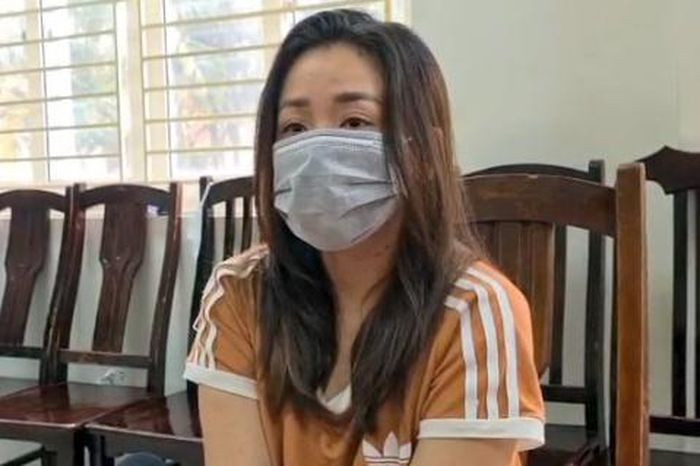 Nữ doanh nhân bị "bạn trai ngoại quốc" lừa hơn 1 tỷ: Sau khi đóng giả người nước ngoài và hứa tặng món quà đắt tiền cho bạn gái, Trương Thị Mỹ Hằng (32 tuổi) cùng đồng bọn đã lừa chị N.T.T. (30 tuổi, ở quận Nam Từ Liêm, Hà Nội) chuyển khoản hơn 1 tỷ đồng rồi chiếm đoạt. Ngày 2/8, Công an Hà Nội đã đề nghị truy tố Hằng và đồng phạm.