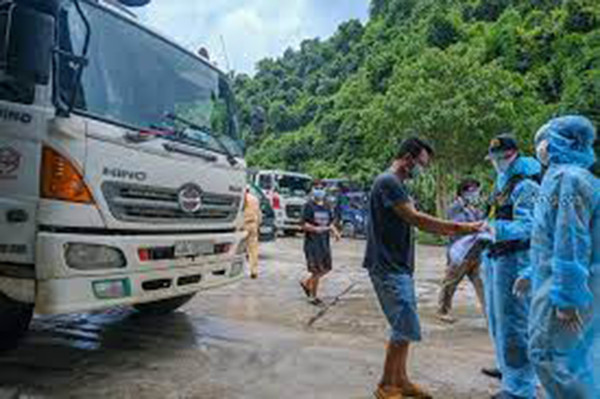 Khởi tố vụ án tài xế làm lây dịch bệnh ra cộng đồng: Sau khi chuyển hàng về từ TP.HCM, tài xế B.V.D. (35 tuổi, tạm trú TP Đà Lạt, Lâm Đồng) không chấp hành tự cách ly mà di chuyển, tiếp xúc với nhiều người làm dịch bệnh lây lan. Ngày 2/8, Công an huyện Đức Trọng đã khởi tố vụ án liên quan tới tài xế này.