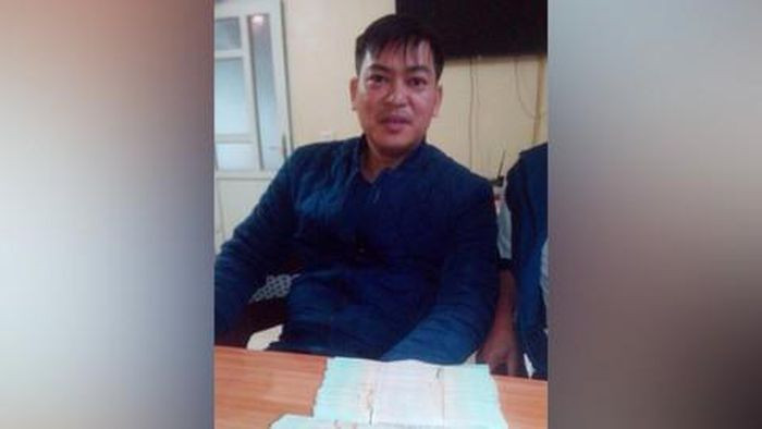 Bắt nhân viên ngân hàng lừa đảo 10 tỷ đồng: Trong thời gian làm việc tại phòng thu hồi nợ khách hàng cá nhân miền Bắc của một ngân hàng, Vũ Đức Anh (SN 1982, trúTP Thanh Hóa) đã làm quen và vay tiền của nhiều người với lý do là để đảo nợ ngân hàng cho khách hàng rồi chiếm đoạt gần 10 tỷ đồng của họ. Ngày 2/8, Đức Anh bị Công an tỉnh Thanh Hóa bắt tạm giam.