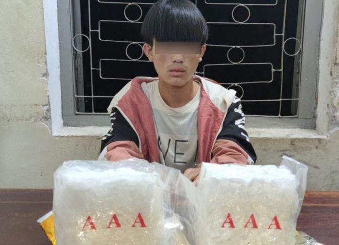 Thanh niên 18 tuổi tàng trữ 2 kg ma túy đá: Ngày 2/8, Công an tỉnh Điện Biên cho biết, vừa bắt giữ Sùng A Hử (18 tuổi, ở huyện Điện Biên Đông). Khám xét người và phương tiện, lực lượng công an thu giữ 2 gói có chứa 2 kg ma túy đá, xe máy. Hử khai đã mua số ma túy trên của một người bên kia biên giới.