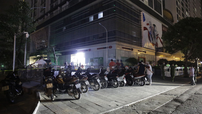 Ghi nhận tại hiện trường, lực luợng chức năng phong toả các lối ra vào khu vực xảy ra vụ việc đồng thời phân luồng giao thông. Phía bên trong hiện trường lực lượng chức năng tiến hành khám nghiệm tử thi.