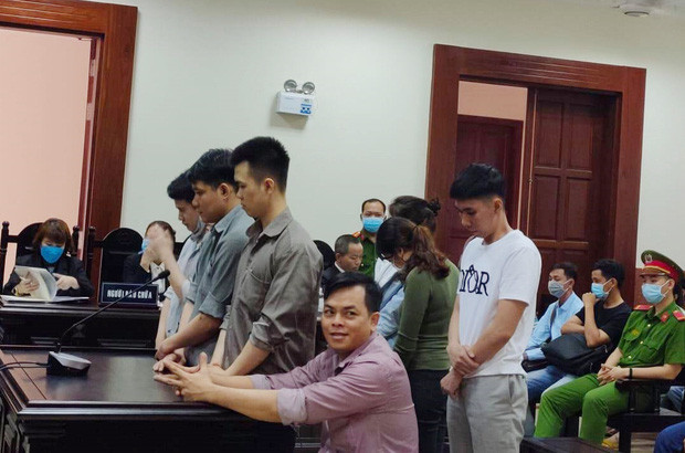 Trước đó, tòa sơ thẩm đã tuyên phạt Phúc XO 12 năm tù về tội "Chứa chấp sử dụng trái phép ma túy". Các bị cáo Đỗ Văn Giỏi, Nguyễn Thanh Xuân, Đỗ Quốc Thịnh, Nguyễn Phước Thịnh cùng lĩnh 8 năm tù. Bị cáo Trần Thị Quỳnh bị phạt 12 tháng tù, Nguyễn Thị Mộng Đang nhận 9 tháng tù cùng về tội Tàng trữ trái phép chất ma túy. Riêng bị cáo Nguyễn Văn Sang lĩnh 9 tháng tù về tội Không tố giác tội phạm.