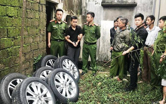 5. Bắt đối tượng trộm bánh xe hàng loạt ô tô: Ngày 6/11, Công an TP Vinh, Nghệ An vừa bắt giữ đối tượng gây ra hàng loạt vụ trộm bánh xe ô tô trên địa bàn. Đối tượng bị bắt giữ là Đặng Xuân Kỳ (SN 1993, trú tại xã Xuân Tường, huyện Thanh Chương, Nghệ An). Kỳ là nghi phạm đã gây ra hàng loạt vụ trộm bánh xe ô tô trên địa bàn TP Vinh và thị xã Cửa Lò, Nghệ An.