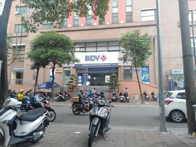 Cướp Ngân hàng BIDV Chi nhánh Ngọc Khánh: Ngày 29/7, Phòng Cảnh sát hình sự Công an TP Hà Nội phối hợp Công an quận Đống Đa và Cục Cảnh sát hình sự Bộ Công an bắt giữ hai nghi can gây ra vụ cướp táo tợn tại Ngân hàng BIDV Chi nhánh Ngọc Khánh, ở số 27 phố Huỳnh Thúc Kháng, quận Đống Đa, Hà Nội.