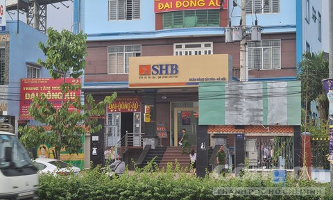 Truy tìm đối tượng nghi dùng súng cướp ngân hàng SHB Bình Dương: Khoảng 11h40 trưa 18/11, một người đàn ông đi xe máy đến, dựng cách phòng giao dịch ngân hàng SHB chi nhánh Sở Sao (Bình Dường). Tại đây, người này rút ra một vật giống súng nói với nhân viên ngân hàng “lấy hết tiền ra không tao bắn” rồi yêu cầu bỏ tiền vào ba lô.