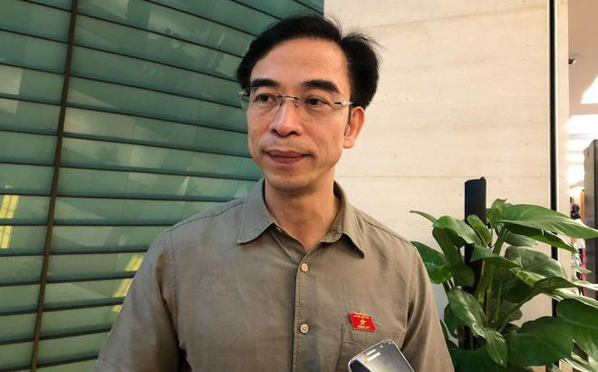Trước đó, tháng 10/2021, Bộ Công an ban hành quyết định khởi tố bị can, lệnh khám xét và lệnh cấm đi khỏi nơi cư trú đối với ông Nguyễn Quang Tuấn về tội “Vi phạm quy định về đấu thầu gây hậu quả nghiêm trọng”. Khi bị khởi tố, ông Tuấn giữ vị trí Giám đốc Bệnh viện Bạch Mai, Hà Nội.