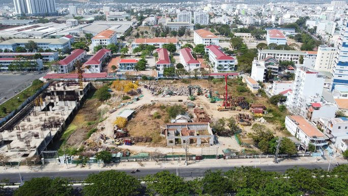 Ba nguyên lãnh đạo bị khởi tố gồm ông Nguyễn Chiến Thắng, cựu Chủ tịch UBND tỉnh Khánh Hòa; ông Đào Công Thiên, cựu Phó chủ tịch UBND tỉnh Khánh Hòa và ông Võ Tấn Thái, cựu Giám đốc Sở TNMT. Cả ba đều bị khởi tố tội vi phạm quy định về quản lý, sử dụng tài sản Nhà nước, gây thất thoát lãng phí liên quan đến sai phạm tại dự án đất vàng Nha Trang Golden Gate.