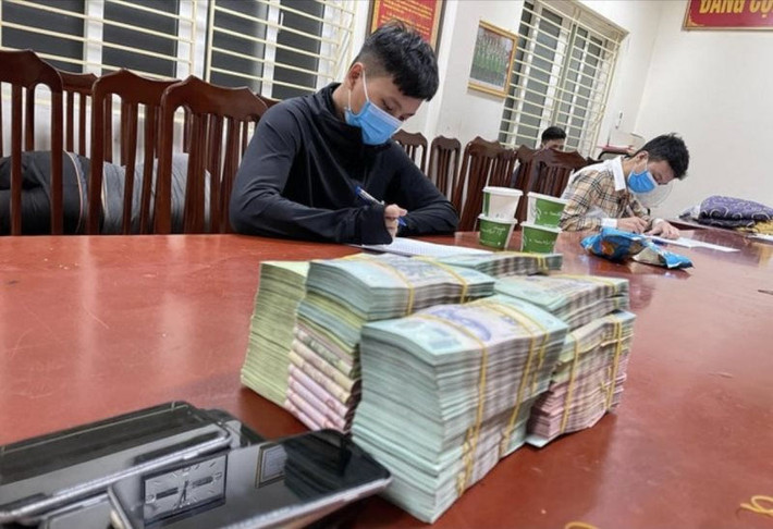Triệt phá đường dây đánh bạc nghìn tỷ, thu giữ 13 siêu xe ở Hà Nôi: Ngày 3/10, Công an quận Nam Từ Liêm cho biết, đã khởi tố vụ án “Tổ chức đánh bạc; Đánh bạc và Đưa hoặc sử dụng trái phép thông tin mạng máy tính, mạng viễn thông”; đồng thời khởi tố bị can, bắt tạm giam 10 bị can liên quan. Thống kê bước đầu cho thấy, 2 game bài do các đối tượng tạo ra đã thu hút hơn 6 triệu tài khoản tham gia đánh bạc, ước tính số tiền giao dịch lên tới khoảng 1.500 tỷ đồng.