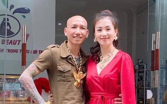 Ngoài đóng phim xã hội đen trên mạng, vợ chồng Phú Lê còn có công ty bán nhiều mặt hàng khác nhau. Vợ chồng giang hồ mạng này cũng thường xuyên livestream bán hàng online các sản phẩm như mỹ phẩm...