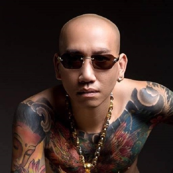 Sau những danh tiếng có được trên mạng xã hội, Phú Lê cũng tham gia đóng vai phụ trong một số phim truyền hình. Song, dư luận biết nhiều đến Phú Lê với những clip trên mạng xã hội từ phim về xã hội đen cho đến những video chửi bới, đe dọa trong giới giang hồ mạng...