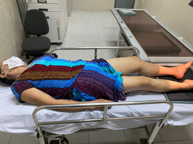 Tiếp đó, nhóm người thấy bà Nga bước ra liền hỏi “có phải mẹ con Đào Chi Lê không”. Vừa dứt câu “phải, có chuyện gì thế các anh” thì bà Nga cũng bị vụt liên tiếp vào người.