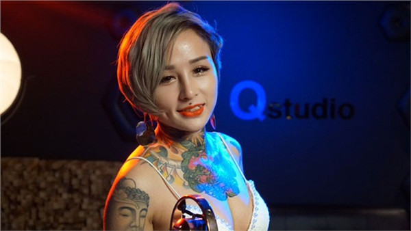 Theo chị Đào, chị và vợ chồng Phú Lê (trú tại phường Tân Mai, quận Hoàng Mai, Hà Nội) quen biết nhau khi thực hiện một sản phẩm hài Tết 2017. Sau đó, chị Thúy Kiều (vợ Phú Lê) nhiều lần mời hot girl xăm trổ về nhà để quảng bá sản phẩm cho mình.