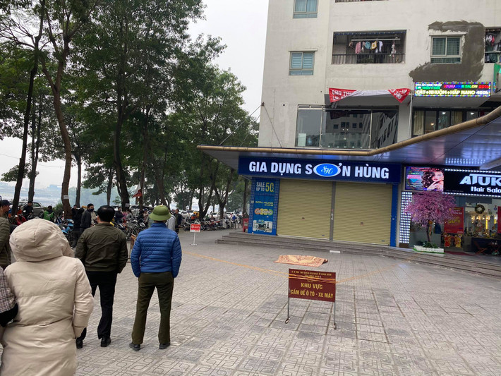 Theo thông tin ban đầu, vụ người đàn ông rơi từ tầng 15 chung Linh Đàm xuống đất tử vong xảy ra vào khoảng gần 16h chiều ngày 5/1.