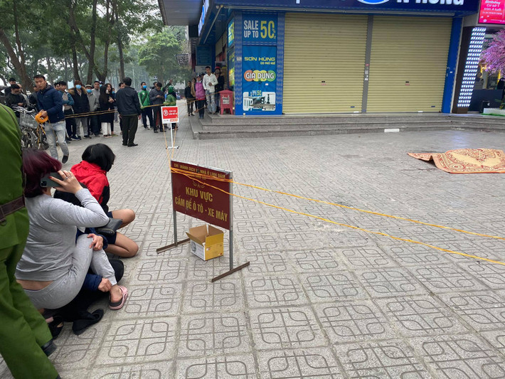 Vào khoảng thời gian trên, nhiều người dân sống tại chung cư Linh Đàm, phường Hoàng Liệt, quận Hoàng Mai, Hà Nội bàng hoàng phát hiện một người đàn ông rơi từ tầng cao toà nhà HH2B xuống đất.