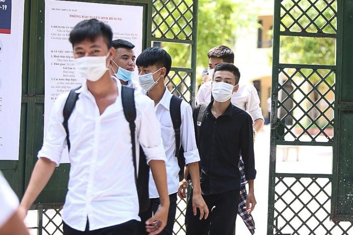 Sau khi kết thúc phần thi và ra về trong cuối buổi sáng, đa số thí sinh vui vẻ và tự tin vì hoàn thành tốt các môn thi với đề bài được đánh giá không quá khó. (Ảnh: Phúc Tá/Vietnam+)