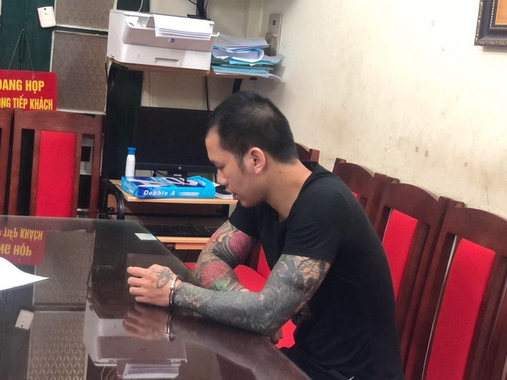 Lực lượng chức năng đã làm rõ, tạm giữ hình sự đối với Lê Văn Phú và Hoàng Văn Thụy (SN 1995, ở phường Thành Công, quận Ba Đình) để điều tra hành vi cố ý gây thương tích, đồng thời đang tích cực điều tra, làm rõ hành vi của các đối tượng đồng phạm.
