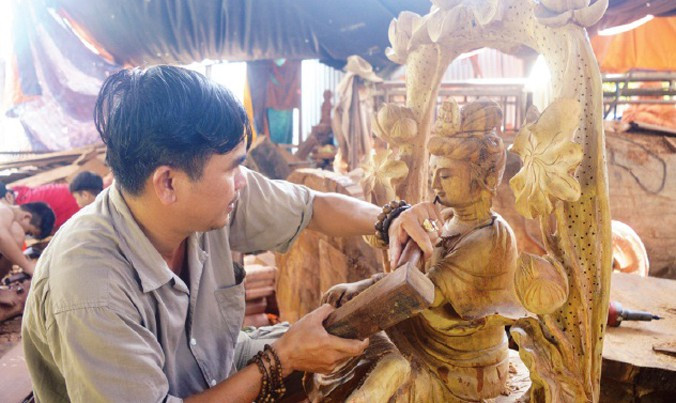 Ganh ghét với sự thăng tiến quá nhanh của Hùng, người phụ trách kỹ thuật cũ đã thuê giang hồ đến “xử đẹp” anh. Thật oái ăm khi nhóm giang hồ được thuê đến “tính sổ” Hùng lại chính là “đàn em” cũ. Anh em gặp nhau, mừng mừng tủi tủi, Hùng khuyên họ làm lại cuộc đời với lời dặn dò: “Khi nào muốn rửa tay gác kiếm, mấy chú cứ tìm đến anh!”.
