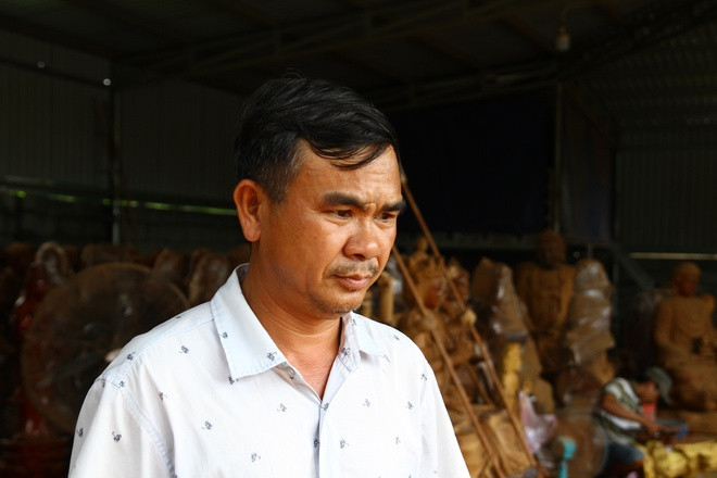 Trở về, Hùng "Sầu" tiếp tục lao vào con đường giang hồ với những trận đâm chém kinh hoàng để "lấy số". Lần thứ hai, Hùng "Sầu" dính vào con đường lao lý vì đánh trọng thương một Công an viên. Để trốn tránh cuộc truy bắt của Công an, Hùng "Sầu" vào TP HCM lập thế lực mới, cũng trong thời điểm này, lệnh truy nã toàn quốc đối với Hùng "Sầu" được phát đi.