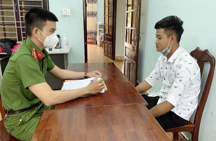 Trói nữ nhân viên bán hàng vào nhà vệ sinh để cướp tài sản: Lê Ngọc Nên (27 tuổi, ở Quảng Ngãi) và Trần Văn Hiền (18 tuổi, trú huyện Thăng Bình, Quảng Nam) đã trói nữ nhân viên bán hàng vào nhà vệ sinh để cướp tài sản xảy ra tại xã Bình Nguyên, huyện Thăng Bình. Ngày 16/2, Công an huyện Thăng Bình cho biết đang điều tra, làm rõ. (Ảnh: Đối tượng Hiền)