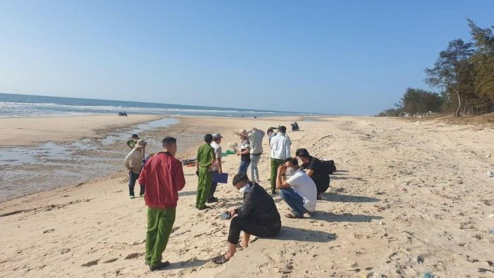 Phát hiện thi thể nữ sinh trên bờ biển ở Bình Thuận: Sáng 16/2, một số ngư dân cào chằn chằn trên bãi biển cách bãi tắm Đồi Dương (thị xã La Gi) 300m, phát hiện 2 thiếu nữ đang nằm bất động trên bờ. Ngay sau đó, người dân cùng Công an đã có mặt, đưa em Q. đến bện viện để cấp cứu. Riêng em T. (17 tuổi, trú thị xã La Gi) được xác định đã tử vong. Theo bạn bè của em Q. thì trước khi xảy ra sự việc, Q. có tâm sự đang gặp chuyện buồn.