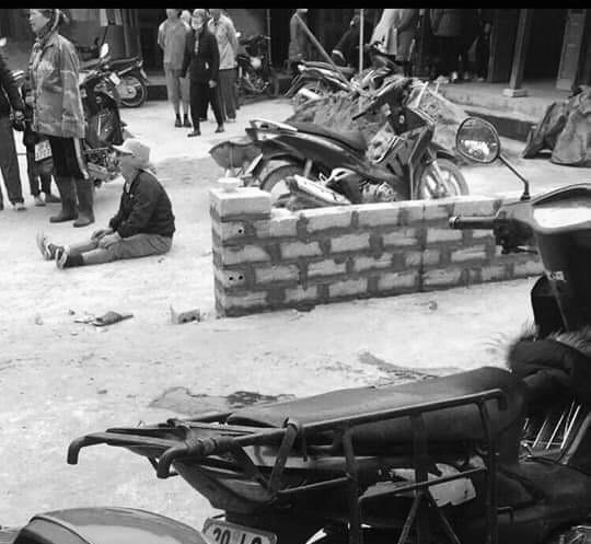 Trước đó, khoảng 9h50 ngày 15/2, ông Lê Văn Tới (SN 1971) và vợ là bà Phạm Thị Đoàn (SN 1971, trú tại xóm Tân Tiến, xã Dân Tiến, huyện Võ Nhai) đang xây tường rào cho gia đình con trai là anh Lê Văn Vinh (SN 1992, ở xóm Tân Tiến) thì bị Lê Văn Hữu đứng trên tầng 2 nhà Hữu dùng súng bắn ông Tới và bà Đoàn.