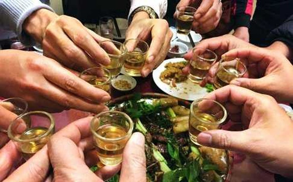 Thành bao ăn, bao ở cho toàn bộ đám đàn em. Thậm chí, hắn còn thường xuyên mở những bữa tiệc thác loạn thâu đêm suốt sáng để tưởng thưởng cho những tay chân thân tín. Nhờ cách đối đãi hậu hĩnh đó, rất nhiều kẻ sẵn sàng đổ máu vì Thành "Chiểu". Những kẻ dưới trướng của Thành thường có vẻ bề ngoài bặm trợn, tính khí côn đồ. Chúng thường xuyên tổ chức ăn nhậu, ẩu đả khiến tình hình an ninh trật tự trong khu vực bất ổn. Nhiều người không muốn dính dáng tới Thành, vì sợ trả thù. (Ảnh minh họa, nguồn internet)