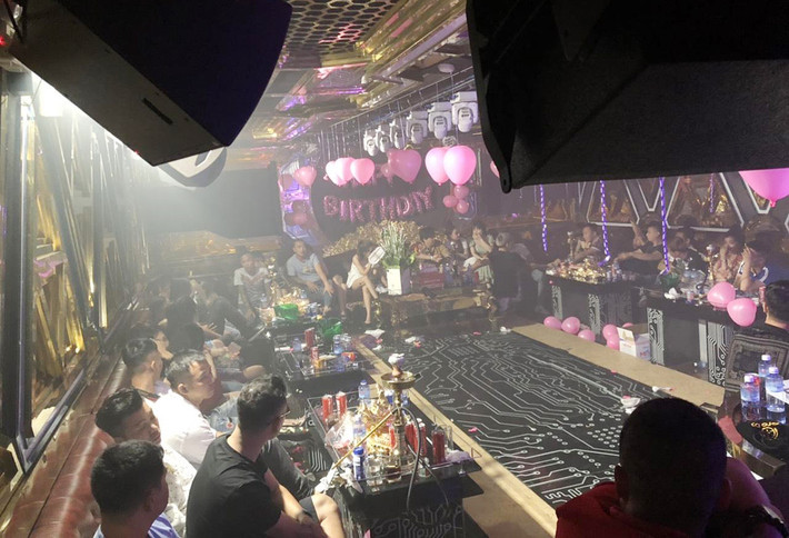 Với sự tác oai, tác quái ngày càng trắng trợn, Thành "Chiểu" và đám đệ tử lọt vào tầm ngắm của cơ quan công an. Mọi hoạt động của băng nhóm này đều được các cán bộ điều tra Công an TP Sông Công theo sát và thu thập tư liệu, chứng cứ. Vào một ngày đầu năm 2022, theo thông tin trinh sát báo về, Thành "Chiểu" sẽ tổ chức một "bữa tiệc ma tuý" tại chính sào huyệt của mình để ăn mừng sinh nhật. (Ảnh minh họa, nguồn internet)
