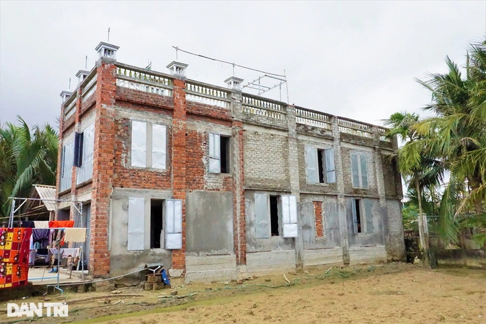 Nằm cách trung tâm TP Hội An cũng không xa, ngôi nhà "dị biệt" của ông Nguyễn Hoàng Linh (47 tuổi) nằm bên cạnh rừng dừa nước ở xã Cẩm Thanh. Với vẻ ngoài còn đang được chắp vá, công trình này trở nên khác biệt với những ngôi nhà xung quanh.