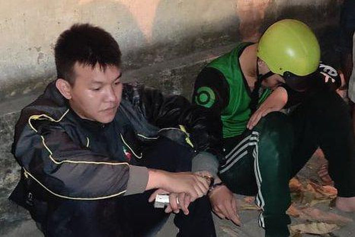 Người dân bắt giữ 2 thanh niên giật túi xách của cô gái: Võ Nguyễn Minh Chiến (24 tuổi, quê Bến Tre) và Đỗ Đình Văn (24 tuổi, ngụ quận Gò Vấp, TP HCM) đang đi trên đường tại quận Tân Bình thì thấy chị L.T.S. (26 tuổi) đeo túi xách, cặp đôi áp sát giật lấy tài sản rồi bỏ chạy nhưng đã bị người dân bắt giữ. Ngày 13/1, Công an quận Tân Bình cho biết đang tạm giữ 2 đối tượng này để điều tra, làm rõ.