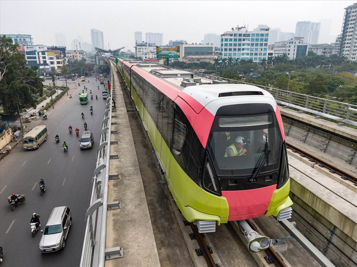 Ngày 29/11/2021, Bí thư Thành ủy Hà Nội Đinh Tiến Dũng thị sát công trường và yêu cầu vận hành đoạn trên cao dự án này vào năm 2022. Ban quản lý dự án đường sắt đô thị Hà Nội cho hay hiện tiến độ tổng thể của dự án đạt khoảng 74%, trong đó đoạn trên cao 89,5% và đoạn đi ngầm 33%. Đoạn trên cao dài 8,5 km từ Depot Nhổn đến ga S8 (Đại học Giao thông Vận tải).