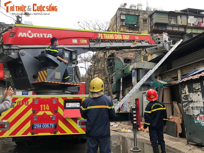 Liên quan đến vụ việc người đàn ông dũng cảm cứu thoát bé gái khỏi vụ hoả hoạn xảy ra tại 1 ngôi nhà 2 tầng trên phố Lương Khánh Thiện, ngày 13/1, lãnh đạo UBND phường Tương Mai (Hoàng Mai, Hà Nội) cho biết, nguyên nhân ban đầu của vụ cháy được xác định là do chập thiết bị điện cũ ở trên tầng 2, gia đình không phát hiện kịp.