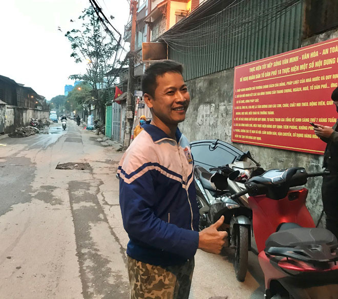 Chia sẻ về vụ việc, anh Trung Văn Nam (SN 1988, tạm trú huyện Thường Tín, Hà Nội, quê gốc ở tỉnh Thanh Hoá - người dũng cảm leo lên mái nhà, cứu thoát bé gái 14 tuổi) cho hay, khoảng 13h chiều 12/1, khi đang ăn cơm tại chỗ làm việc anh bất ngờ phát hiện căn nhà 2 tầng gần đó có khói bốc lên, toả ra mùi khét, ngay sau đó là ngọn lửa bùng phát.