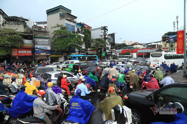 Trời mưa lớn nên ô tô cá nhân, xe taxi được sử dụng nhiều, tuy nhiên việc di chuyển hết sức chậm chạp. (Ảnh: Vietnamnet)