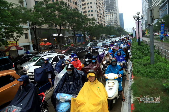 Đường Lê Văn Lương, người đi xe máy đi kín vào làn BRT nhưng vẫn không thoát tắc. (Ảnh: Vietnamnet)