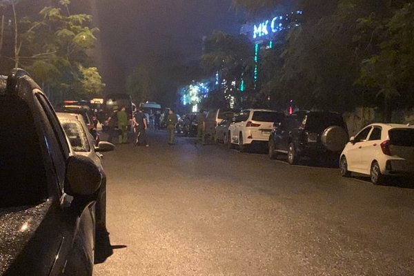 Triệt phá "động" lắc lớn nhất Thái Bình, tạm giữ 300 dân chơi: Ngày 26/4, Công an tỉnh Thái Bình cho biết đơn vị vừa triệt phá Câu lạc bộ MK Club ở phường Kỳ Bá, TP Thái Bình) chứa chấp bên trong hàng trăm dân chơi có biểu hiện dùng chất kích thích trái phép. Sau 6 tiếng đồng hồ kiểm tra, cảnh sát đã phân loại và đưa hơn 300 đối tượng, 36 xe ô tô và hơn 200 xe máy về trụ sở cơ quan Công an.